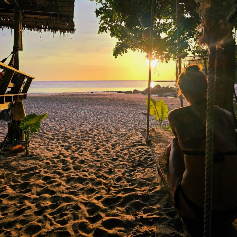 Bild am Strand mit Sonenuntergang, Palme und Hütte